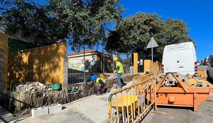 Obras en el muro del CEIP Caetaria
