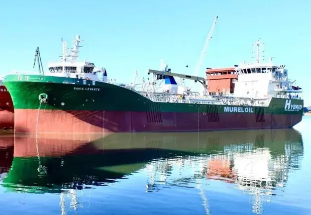 La gabarra hibrida de Cepsa