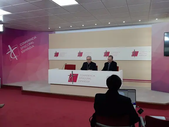 El secretario general de la Conferencia Episcopal Espa&ntilde;ola (CEE), C&eacute;sar Garc&iacute;a Mag&aacute;n, en una rueda de prensa