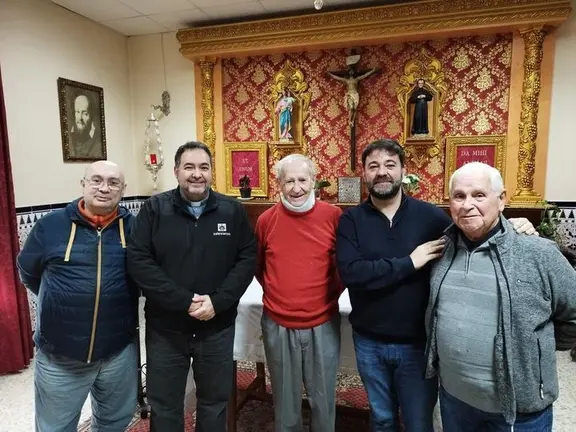 Imagen del p&aacute;rroco, ya recuperado, en la casa salesiana