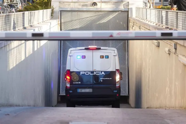 El furg&oacute;n policial que trasladaba a Yassine Kanjaa entra en el garaje de la Audiencia Nacional