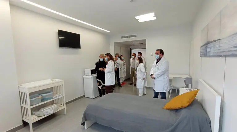 La delegada territorial de Salud y Consumo en C&aacute;diz, Eva Pajares, visita el hotel de madres del Hospital de La L&iacute;nea - JUNTA DE ANDALUC&Iacute;A
