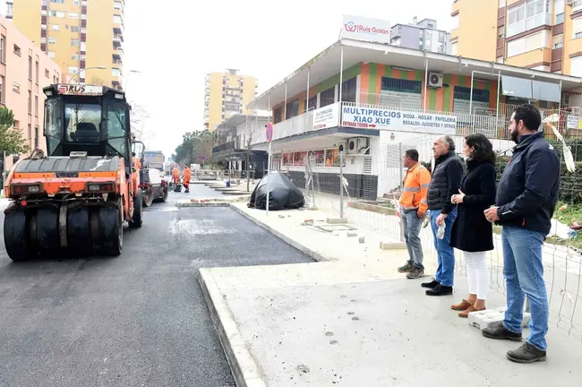 El alcalde y la delegada de Urbanismo durante una visita a las obras en la Avda. de B&eacute;lgica.