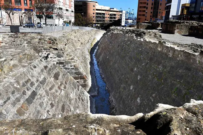 Limpieza del foso de las murallas