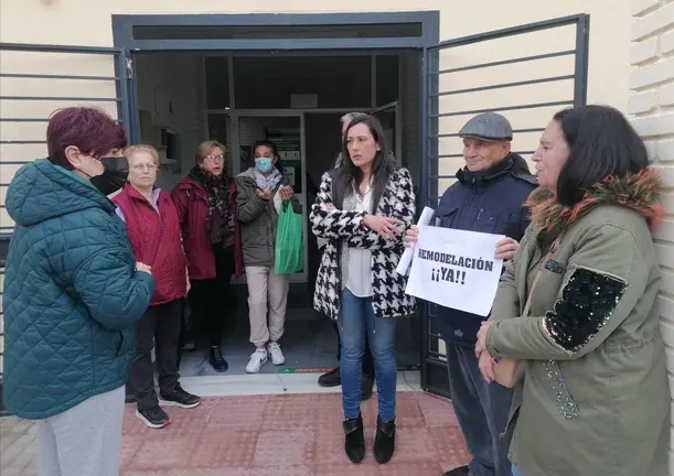 Arrabal con vecinos La Uni&oacute;n en centro salud El Cobre