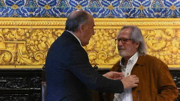 Entrega de la insignia de la ciudad a Paco Oca&ntilde;a (1)