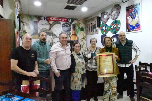 Entrega del pergamino a Cine C&oacute;mico
