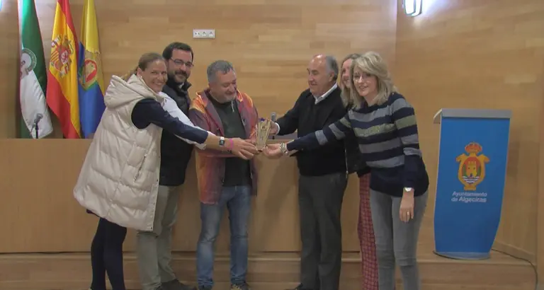 Juan Nadie recibiendo el I Premio Horasur de Poes&iacute;a