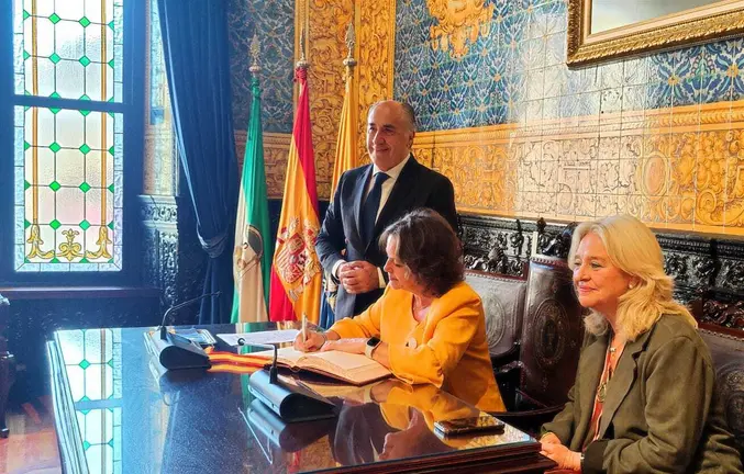 La consejera firma en el libro de honor del Ayuntamiento