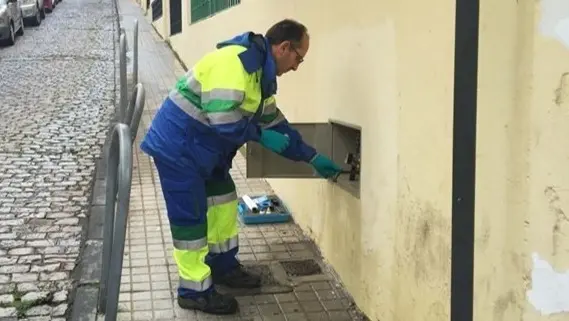 Operario de EMALGESA con un contador