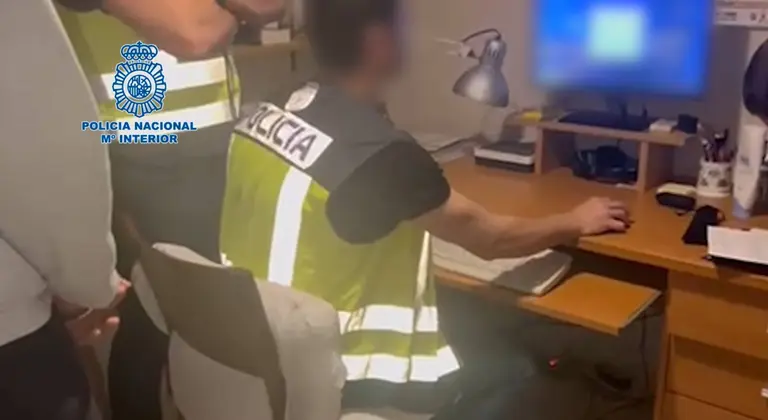 Intervenci&oacute;n de la Polic&iacute;a en el domicilio del presunto ped&oacute;filo