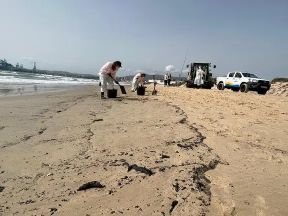 Operarios recogiendo restos del nuevo vertido del OS35 en el Rinconcillo
