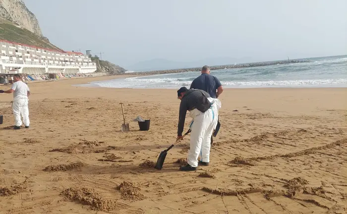 Trabajos de limpieza del vertido
