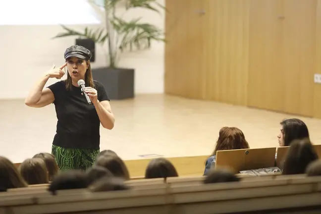 Charla de Mabel Lozano