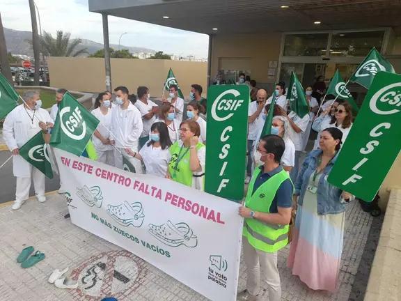 Protesta de en el Punta Europa 'no m&aacute;s sanidad zuecos vac&iacute;os'
