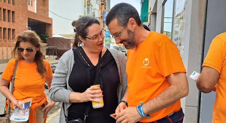 Juan Franco, junto a los vecinos