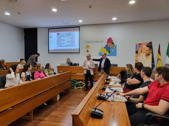 Los participantes de Caf&eacute; Europa en el sal&oacute;n plenario de la Mancomunidad