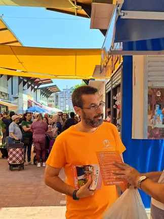 Juan Franco haciendo campa&ntilde;a en el mercado