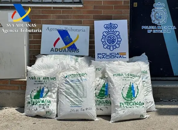 Coca&iacute;na localizada en el interior de los sacos