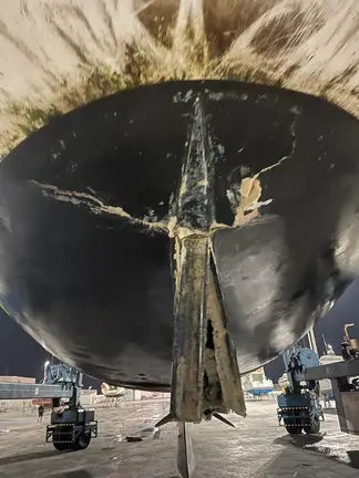 Estado en el que ha quedado el velero tras ser atacado por las orcas