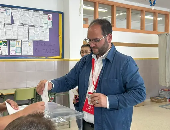Adri&aacute;n Vaca votando