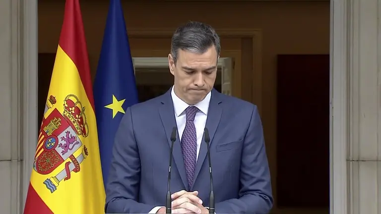 FOTOGRAMAS DE LA COMPARECENCIA - MADRID, 29/05/2023.- El presidente del Gobierno, Pedro S&aacute;nchez durante una rueda de prensa celebrada este lunes en la Moncloa, Madrid, donde ha anunciado el adelanto de las elecciones generales al domingo 23 de julio ante el mal resultado electoral del PSOE de ayer y ha dicho que es hora de que los ciudadanos "tomen la palabra".