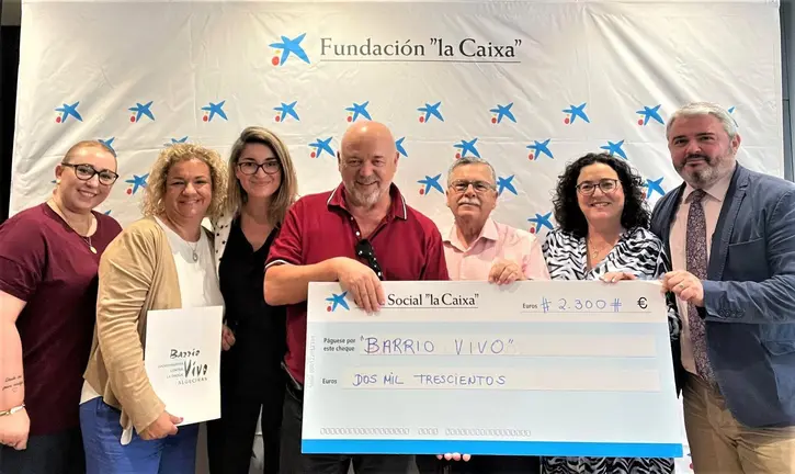 Entrega del cheque de la Fundaci&oacute;n La Caixa a Barrio Vivo