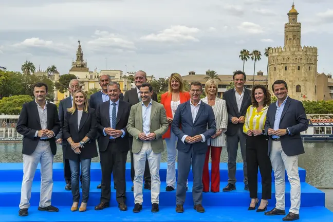 Foto de familia con los alcaldes electos