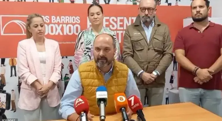 Una imagen de archivo de una rueda de prensa de Alconchel, con el exconcejal Daniel P&eacute;rez al fondo a la derecha