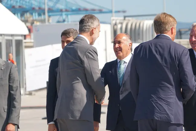Landaluce saluda a Felipe VI durante la visita de ayer