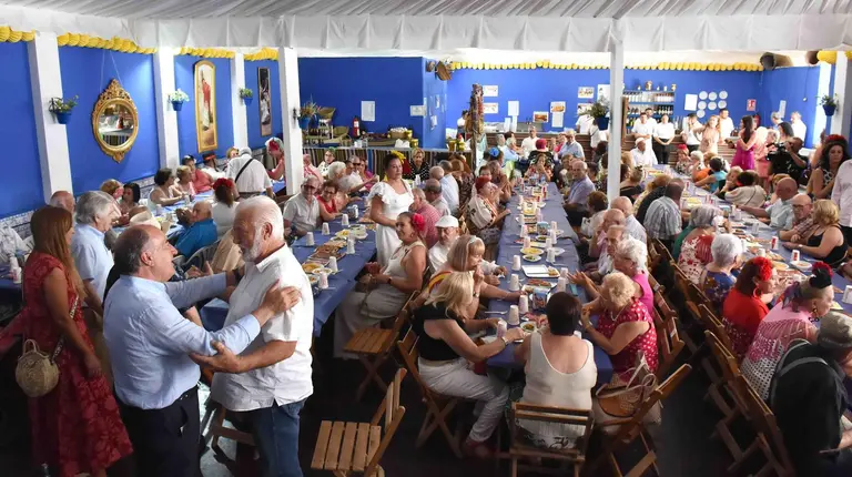 Comida de mayores en la caseta municipal