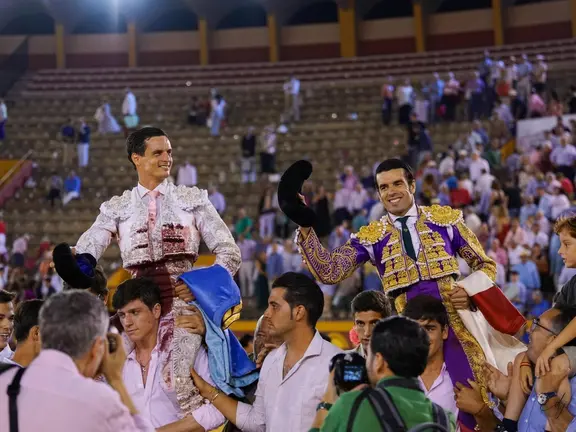 Emilio de Justo y David Galv&aacute;n, a hombros