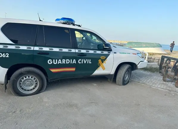 Patrulla con las ruedas pinchadas