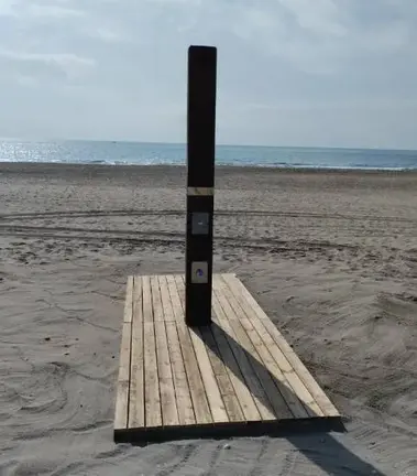 Ducha en una playa de La L&iacute;nea