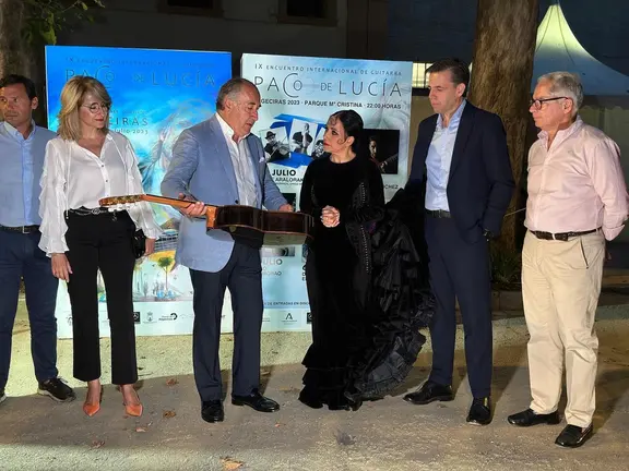 La artista, con el alcalde y otras autoridades antes de subir al escenario