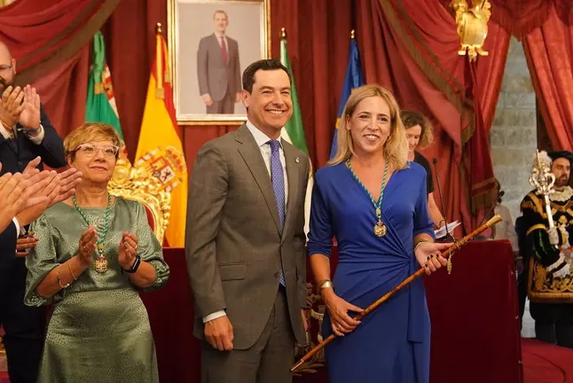 Almudena Mart&iacute;nez del Junco, presidenta de la Diputaci&oacute;n de C&aacute;diz, con Juanma Moreno. - JUNTA DE ANDALUC&Iacute;A