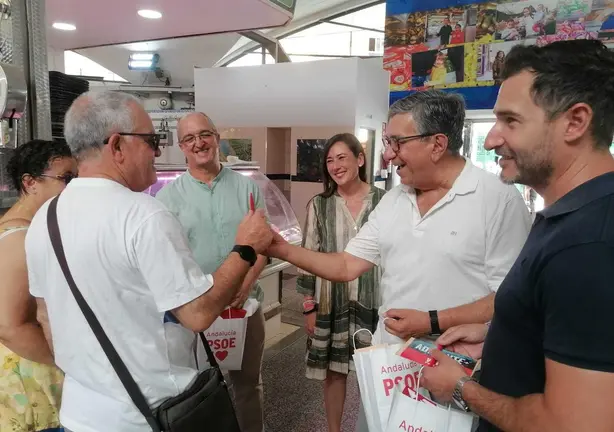 Foto en reparto electoral mercado