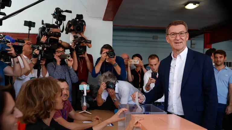Alberto N&uacute;&ntilde;ez Feij&oacute;o durante su votaci&oacute;n