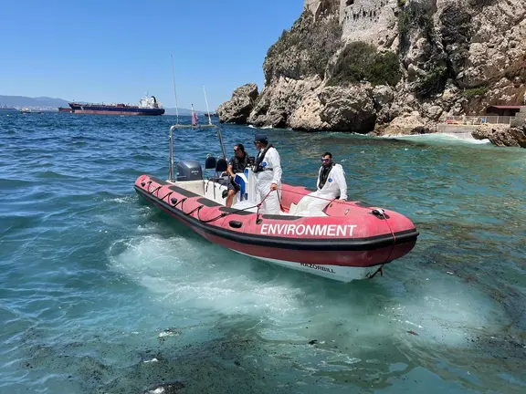 Trabajos de contenci&oacute;n del vertido