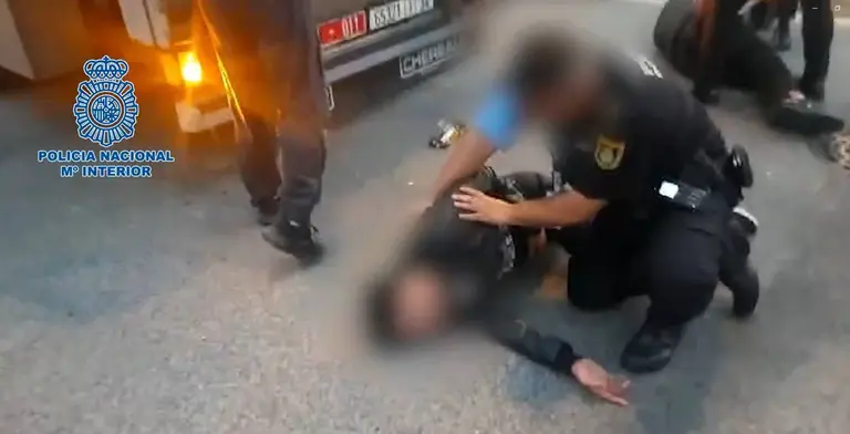 Los agentes reaniman a un inmigrantes semiinconsciente a principios de agosto