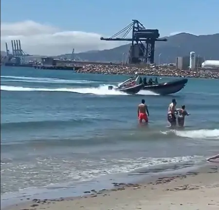 Momento del abordaje en la playa
