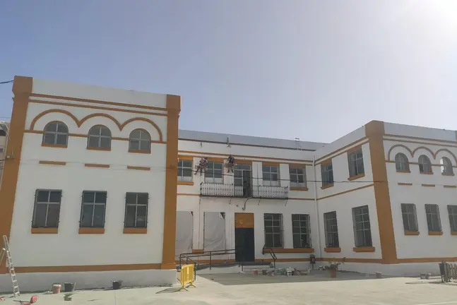 Labores de pintura en el centro educativo de la Inmaculada