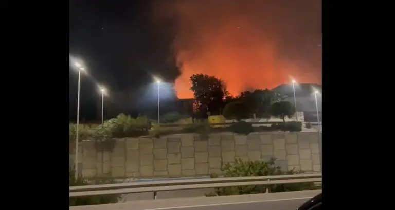 El incendio, visto desde el acceso norte