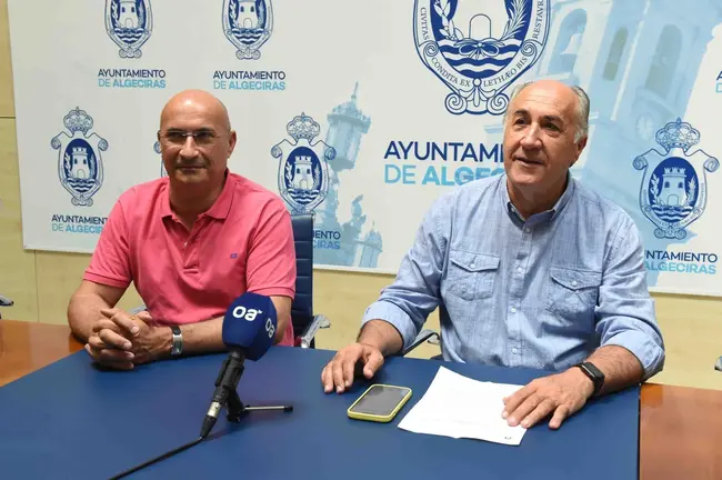 El concejal de Playas, &Aacute;ngel Mart&iacute;nez, junto al alcalde, Jos&eacute; Ignacio Landaluce