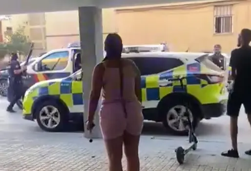Imagen del v&iacute;deo de la retirada de la Polic&iacute;a Nacional en las Palomeras
