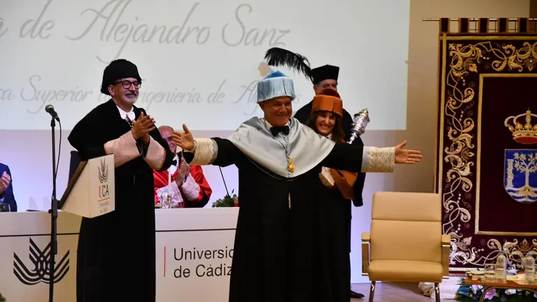 Alejandro Sanz investido como doctor Honoris Causa por la UCA