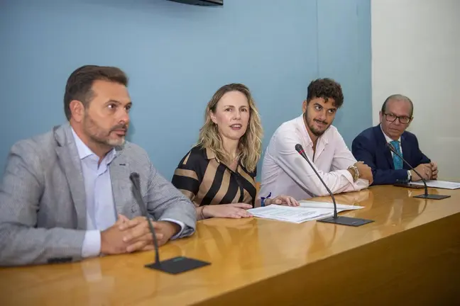 La diputada provincial de Cultura, Vanesa Beltr&aacute;n, y el presidente de la Federaci&oacute;n Provincial de Pe&ntilde;as Flamencas, Nicol&aacute;s Sosa, presentan las actuaciones en la provincia por el D&iacute;a del Flamenco. - DIPUTACI&Oacute;N DE C&Aacute;DIZ