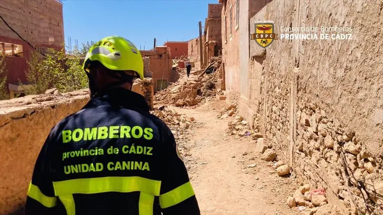 Un efectivo del equipo de rescate del Consorcio Provincial de Bomberos de C&aacute;diz desplazado a Marruecos para ayudar en las labores de rescate de personas por el terremoto. - CONSORCIO DE BOMBEROS DE LA PROVINCIA DE C&Aacute;DIZ