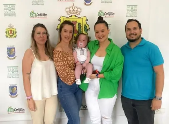 La peque&ntilde;a Valentina, con familiares y autoridades municipales de Los Barrios