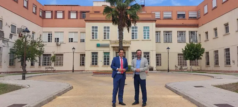 El consejero de Justicia con el alcalde de La L&iacute;nea. - JUNTA DE ANDALUC&Iacute;A